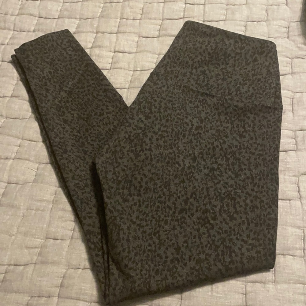 Lysse grey leopard print leggings